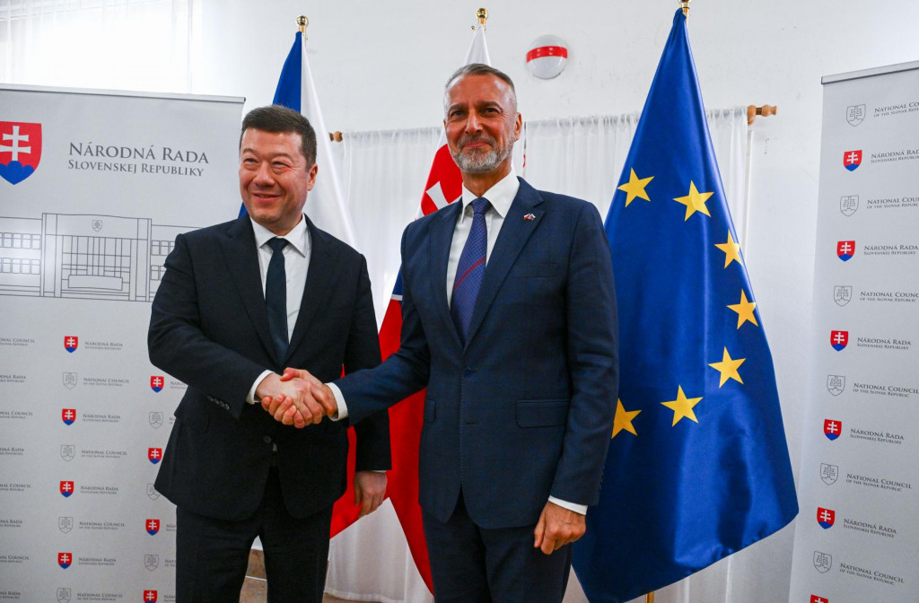 Predseda N&aacute;rodnej rady SR Richard Ra&scaron;i (Hlas-SD) a predseda Poslaneckej snemovne Parlamentu ČR Tomio Okamura. FOTO TASR

