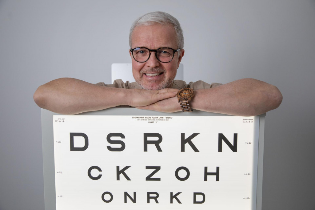 Z pohľadu do oka sa d&aacute; podľa očn&eacute;ho chirurga Petra B&ouml;hma veľa vyč&iacute;tať - napr&iacute;klad vy&scaron;etrenie očn&eacute;ho pozadia je povinnou s&uacute;časťou diagnostiky vysok&eacute;ho krvn&eacute;ho tlaku.