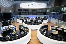 Podľa portf&oacute;liov&eacute;ho manaž&eacute;ra Thomasa Altmanna z QC Partners sa v&auml;č&scaron;ina investorov rozhodla, že &bdquo;kr&iacute;zu prečk&aacute; bez v&yacute;raznej aktivity&ldquo;, hoci ceny ropy zost&aacute;vaj&uacute; na zv&yacute;&scaron;en&yacute;ch &uacute;rovniach. FOTO: TASR/DPA