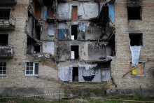 Dielo umelca Banksy na zničenej budove na Ukrajine. FOTO: REUTERS