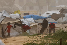&Uacute;rad OSN pre pre humanit&aacute;rne z&aacute;ležitosti (OCHA) predt&yacute;m v utorok uviedol, že hraničn&yacute; priechod Kerem &Scaron;alom je v s&uacute;časnosti jedin&yacute;m vstupn&yacute;m bodom pre humanit&aacute;rnu pomoc a komerčn&yacute; tovar smeruj&uacute;ci do P&aacute;sma Gazy. FOTO: REUTERS