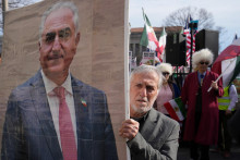 Protestuj&uacute;ci nesie portr&eacute;t Rezu Pahlav&iacute;ho, exilov&eacute;ho syna posledn&eacute;ho ir&aacute;nskeho &scaron;&aacute;ha. FOTO: Reuters