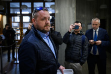 Obvinen&yacute; J&aacute;n Čurilla prich&aacute;dza do pojedn&aacute;vacej miestnosti na Krajsk&yacute; s&uacute;d v Bratislave 16. marca. FOTO: TASR/Jaroslav Nov&aacute;k