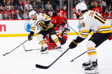 Slovensk&yacute; hokejista v drese New Jersey Devils &Scaron;imon Nemec (17), hr&aacute;či Bostonu Bruins Viktor Avidsson (71) a Pavel Zacha (18). FOTO: TASR/AP