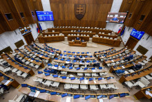 Na sn&iacute;mke poslanci sedia v pl&eacute;ne počas 46. sch&ocirc;dze N&aacute;rodnej rady v Bratislave v utorok 17. marca 2026. FOTO: TASR/Jaroslav Nov&aacute;k