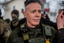Bovino (55) sa zviditeľnil počas druh&eacute;ho funkčn&eacute;ho obdobia prezidenta Donalda Trumpa ako veliteľ tvrd&yacute;ch razi&iacute; proti neleg&aacute;lnym prisťahovalcom v mest&aacute;ch riaden&yacute;ch demokratmi, ak&yacute;mi s&uacute; Los Angeles, Chicago, New Orleans a najm&auml; Minneapolis. FOTO: REUTERS