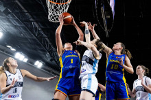 Na sn&iacute;mke zľava Alica Moravč&iacute;kov&aacute; (Slovensko), Ana Virjogheov&aacute; (Rumunsko), Nikola Dud&aacute;&scaron;ov&aacute; (Slovensko), Katy Armanuov&aacute; (Rumunsko) a Miroslava Mi&scaron;tinov&aacute; (Slovensko). FOTO: TASR/Jakub Kotian