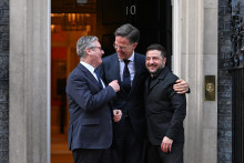 Britsk&yacute; premi&eacute;r Keir Starmer, ukrajinsk&yacute; prezident Volodymyr Zelenskyj a gener&aacute;lny tajomn&iacute;k NATO Mark Rutte odch&aacute;dzaj&uacute; po ich spoločnom stretnut&iacute; na Downing Street 10 v Lond&yacute;ne 17. marca 2026. FOTO: TASR/AP