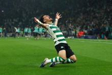 Maximiliano Araujo zo Sportingu CP oslavuje strelenie &scaron;tvrt&eacute;ho g&oacute;lu v predĺžen&iacute;. FOTO: REUTERS