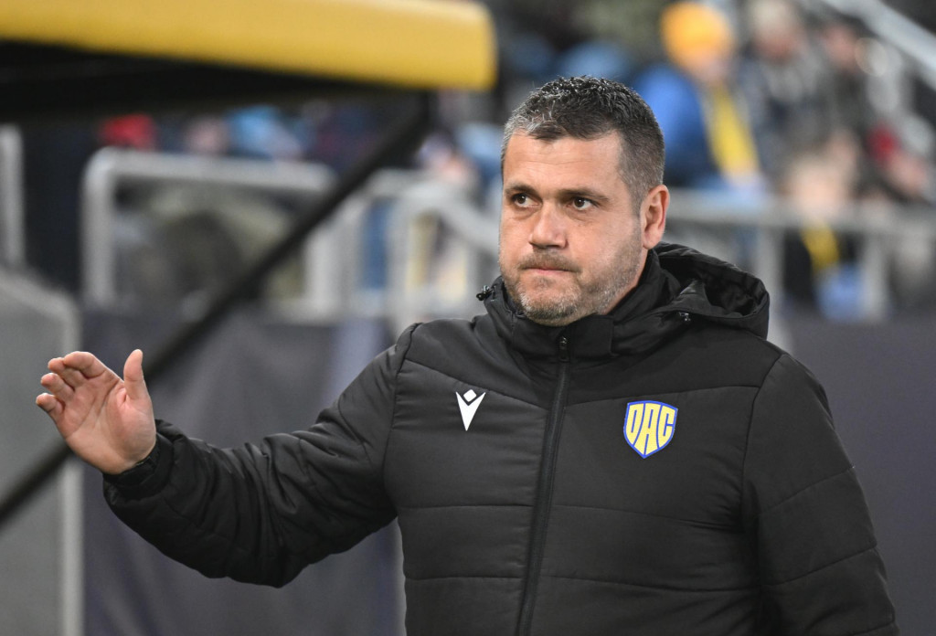 Tr&eacute;ner Dunajskej Stredy Branislav Fodrek počas z&aacute;pasu &scaron;tvrťfin&aacute;le Slovnaft Cupu. FOTO: TASR/F. Iv&aacute;n