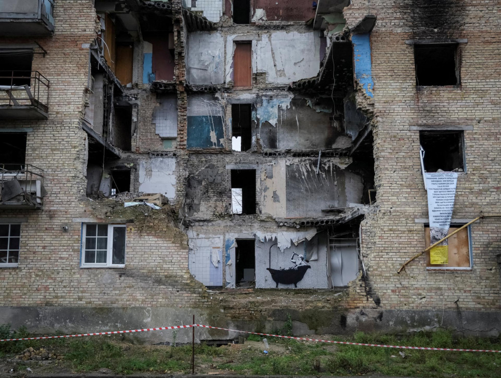 Dielo umelca Banksy na zničenej budove na Ukrajine. FOTO: REUTERS