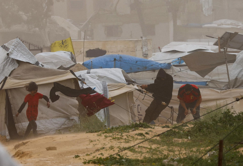 &Uacute;rad OSN pre pre humanit&aacute;rne z&aacute;ležitosti (OCHA) predt&yacute;m v utorok uviedol, že hraničn&yacute; priechod Kerem &Scaron;alom je v s&uacute;časnosti jedin&yacute;m vstupn&yacute;m bodom pre humanit&aacute;rnu pomoc a komerčn&yacute; tovar smeruj&uacute;ci do P&aacute;sma Gazy. FOTO: REUTERS