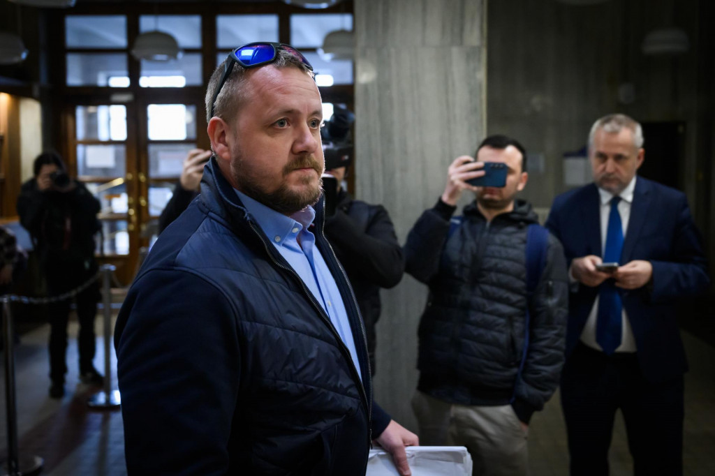 Obvinen&yacute; J&aacute;n Čurilla prich&aacute;dza do pojedn&aacute;vacej miestnosti na Krajsk&yacute; s&uacute;d v Bratislave 16. marca. FOTO: TASR/Jaroslav Nov&aacute;k