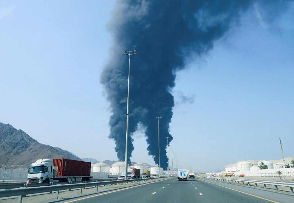 V z&oacute;ne ropn&eacute;ho priemyslu vo Fudžajre st&uacute;pa dym sp&ocirc;soben&yacute; troskami po zachyten&iacute; dronu protivzdu&scaron;nou obranou (14. marca 2026). FOTO: Reuters