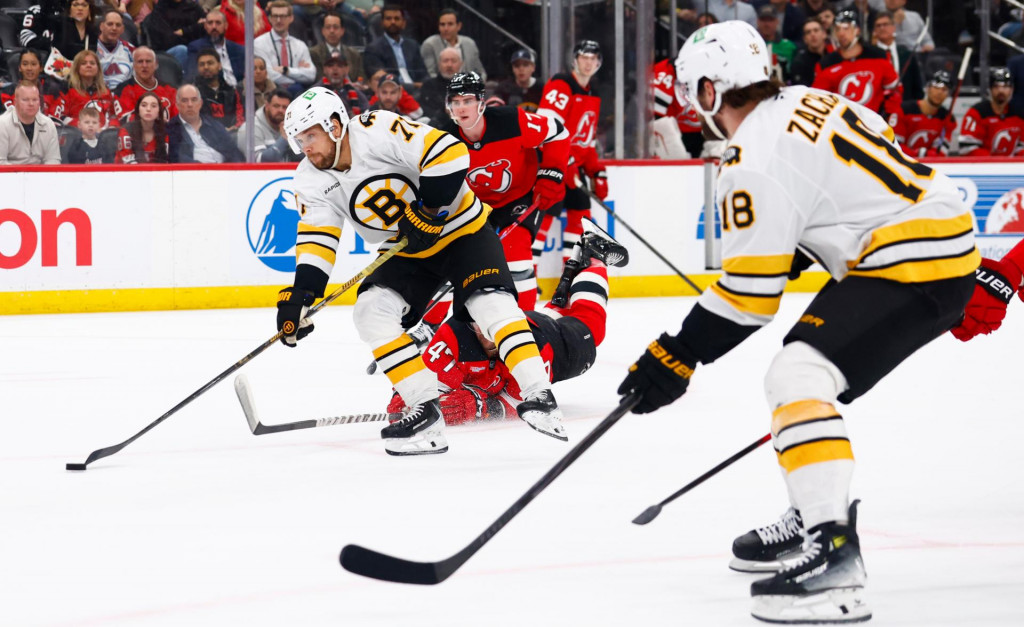 Slovensk&yacute; hokejista v drese New Jersey Devils &Scaron;imon Nemec (17), hr&aacute;či Bostonu Bruins Viktor Avidsson (71) a Pavel Zacha (18). FOTO: TASR/AP