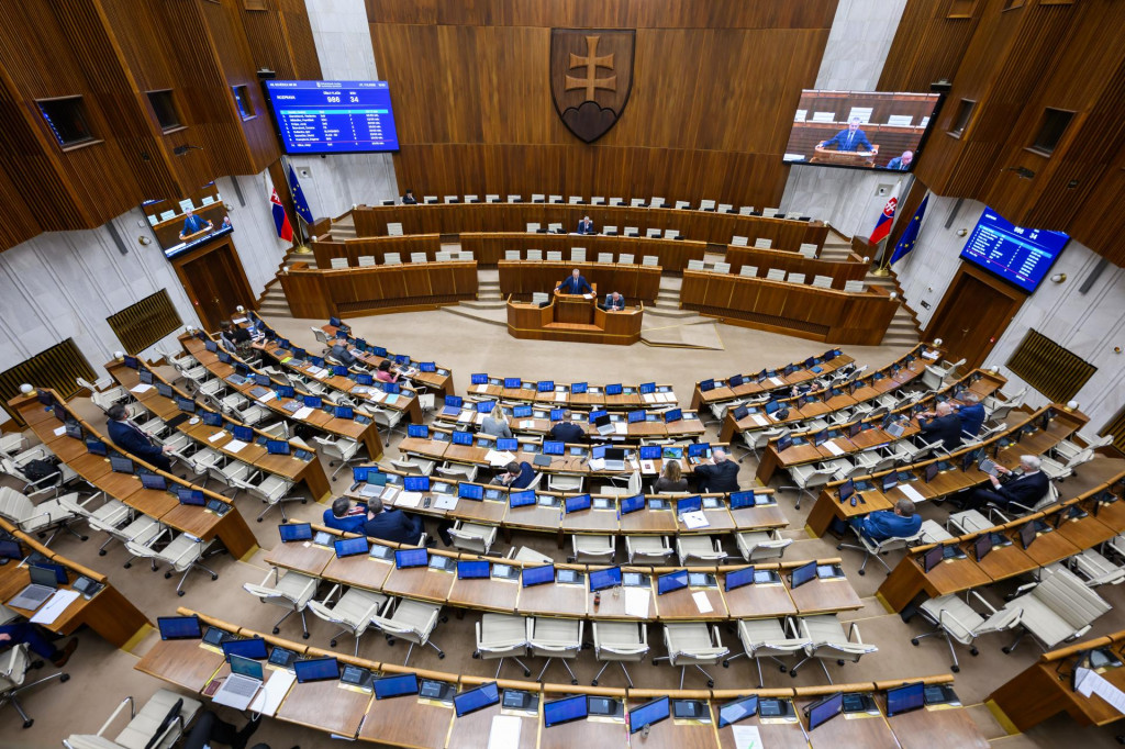 Na sn&iacute;mke poslanci sedia v pl&eacute;ne počas 46. sch&ocirc;dze N&aacute;rodnej rady v Bratislave v utorok 17. marca 2026. FOTO: TASR/Jaroslav Nov&aacute;k