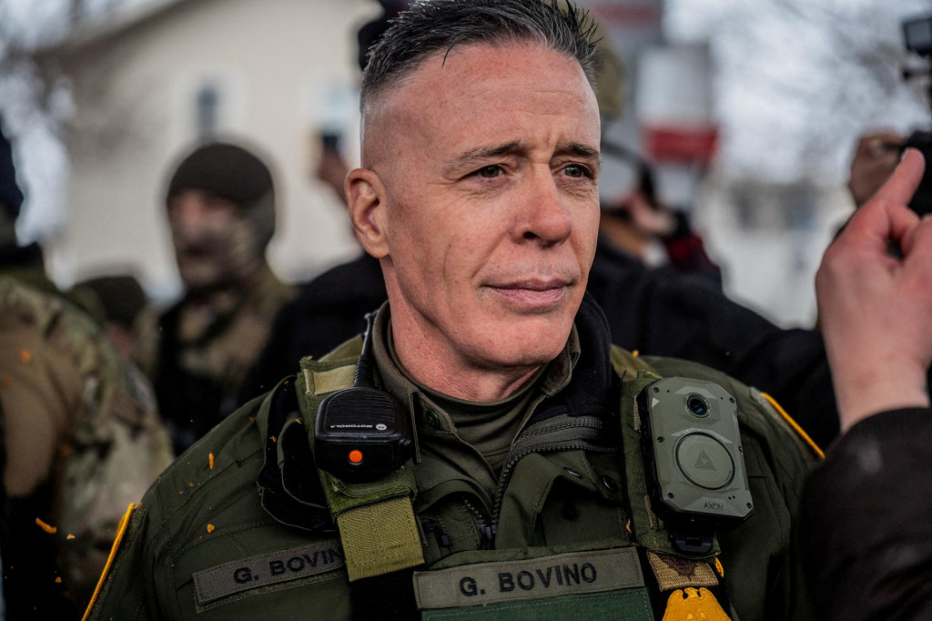 Bovino (55) sa zviditeľnil počas druh&eacute;ho funkčn&eacute;ho obdobia prezidenta Donalda Trumpa ako veliteľ tvrd&yacute;ch razi&iacute; proti neleg&aacute;lnym prisťahovalcom v mest&aacute;ch riaden&yacute;ch demokratmi, ak&yacute;mi s&uacute; Los Angeles, Chicago, New Orleans a najm&auml; Minneapolis. FOTO: REUTERS