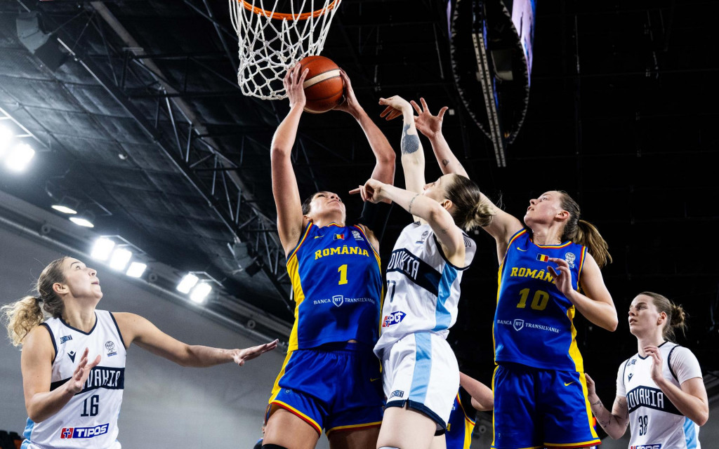 Na sn&iacute;mke zľava Alica Moravč&iacute;kov&aacute; (Slovensko), Ana Virjogheov&aacute; (Rumunsko), Nikola Dud&aacute;&scaron;ov&aacute; (Slovensko), Katy Armanuov&aacute; (Rumunsko) a Miroslava Mi&scaron;tinov&aacute; (Slovensko). FOTO: TASR/Jakub Kotian
