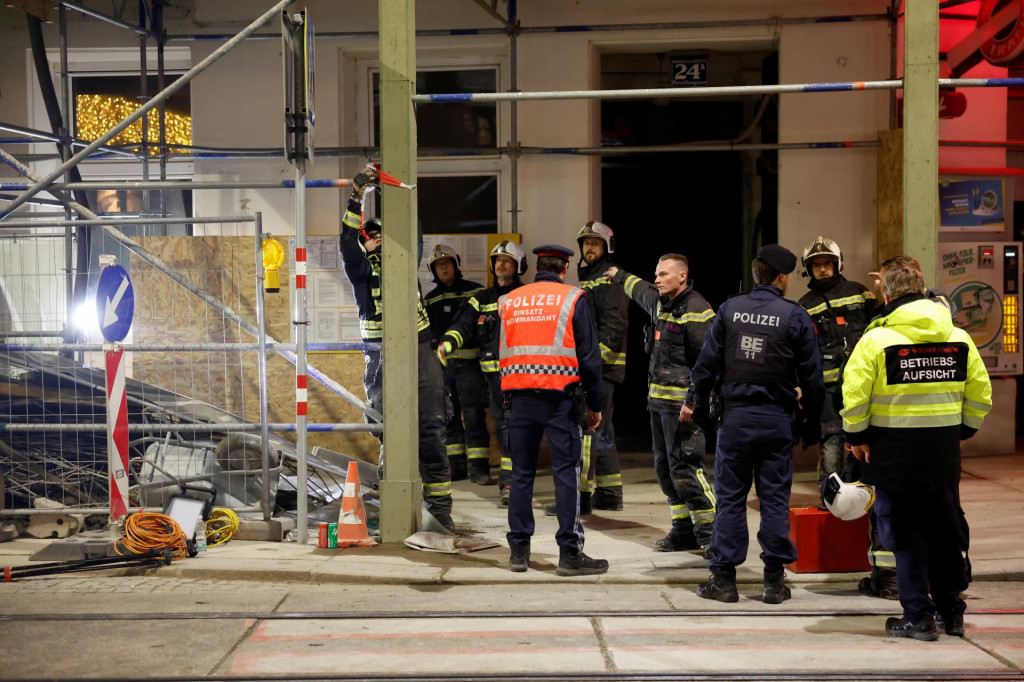 K ne&scaron;ťastiu do&scaron;lo na ulici Porzellangasse v deviatom viedenskom obvode Alsergrund pri beton&aacute;rskych pr&aacute;cach vykon&aacute;van&yacute;ch v r&aacute;mci prestavby podkrovia. FOTO: REUTERS