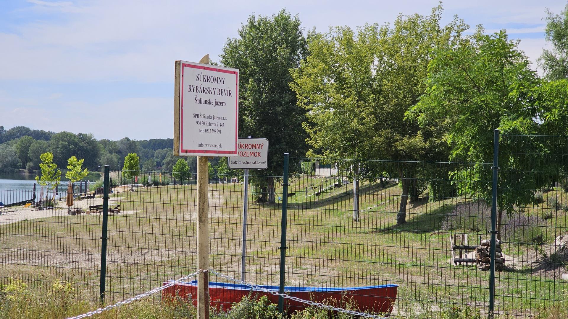 Zvyšovanie cien ropy tlačí na vlády, kybernetický útok s následkami a čierne stavby na súde (Brífing HN)