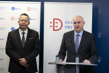 Minister financi&iacute; SR Ladislav Kamenick&yacute; (Smer-SD) a riaditeľ ARDAL Peter &Scaron;oltys počas tlačovej konferencie Ministerstva financi&iacute; SR (MF SR) a Agent&uacute;ry pre riadenie dlhu a likvidity (ARDAL). FOTO: TASR/Maro&scaron; Herc