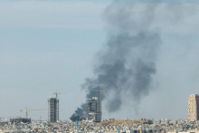 Dym nad Rij&aacute;dom. FOTO: Reuters