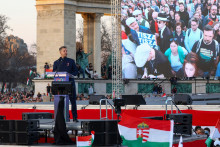 V&scaron;etci čakaj&uacute;, či Viktor Orb&aacute;n odol&aacute; n&aacute;poru vyz&yacute;vateľa, ktor&yacute;m je P&eacute;ter Magy&aacute;r a jeho strana Tisza. FOTO: Reuters/Bernadett Szabo