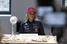 Slovensk&aacute; paraalpsk&aacute; lyžiarka Alexandra Rexov&aacute; počas tlačovej konferencie svojho t&iacute;mu po n&aacute;vrate z Talianska. FOTO: TASR/M. Herc