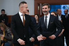 Sovensk&yacute; minister zahraničn&yacute;ch vec&iacute; Juraj Blan&aacute;r a maďarsk&yacute; minister zahraničn&eacute;ho obchodu a zahraničn&yacute;ch vec&iacute; P&eacute;ter Szijj&aacute;rt&oacute;. FOTO: TASR/DUNA/MTI/Zolt&aacute;n M&aacute;th&eacute;