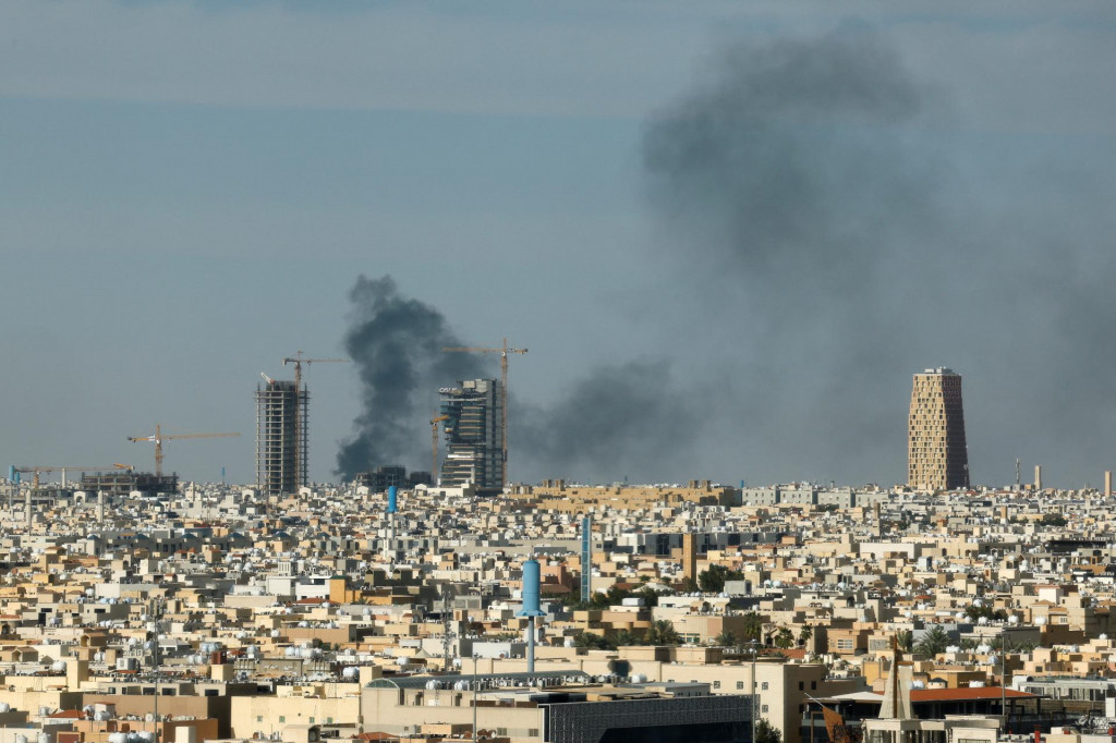 Dym nad Rij&aacute;dom. FOTO: Reuters