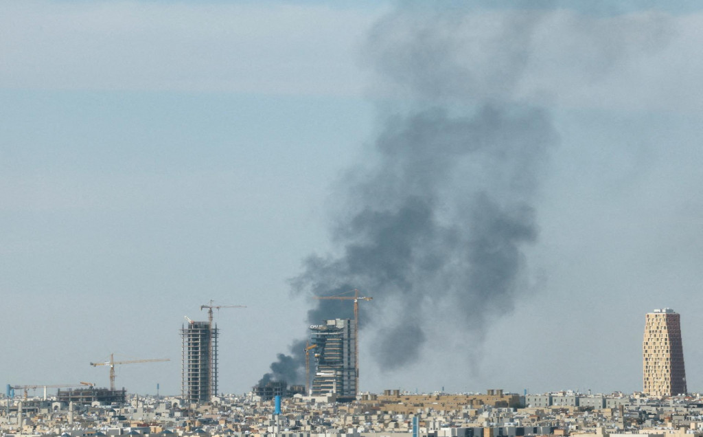 Dym nad Rij&aacute;dom. FOTO: Reuters