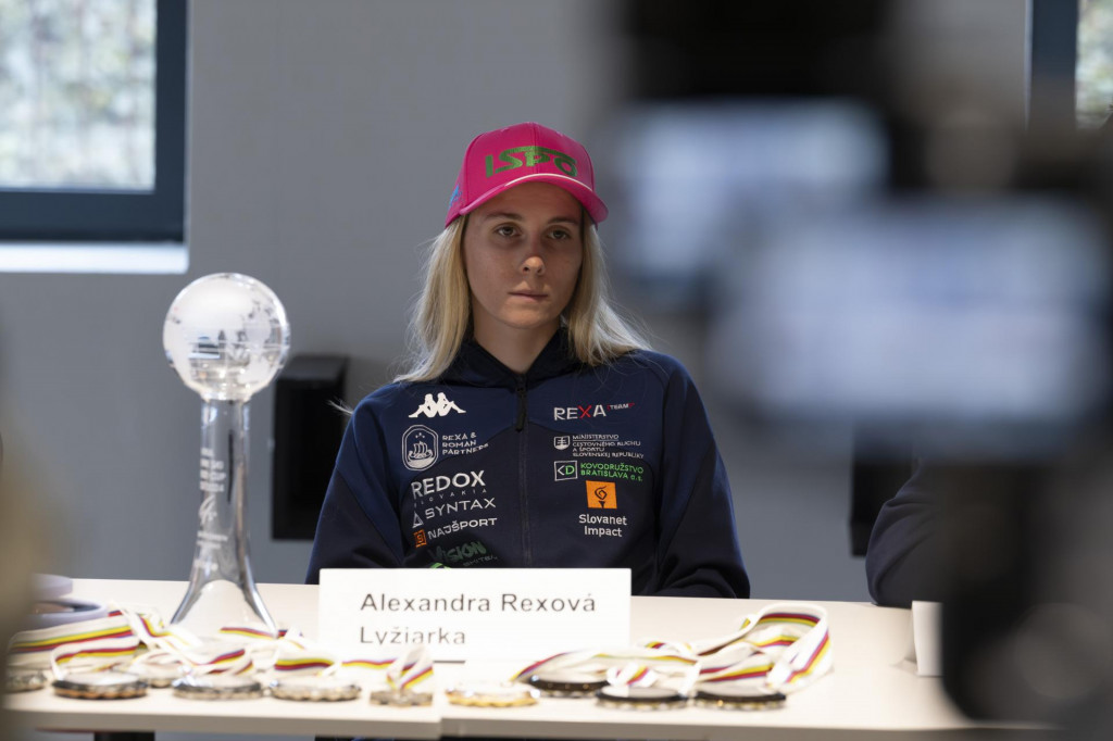 Slovensk&aacute; paraalpsk&aacute; lyžiarka Alexandra Rexov&aacute; počas tlačovej konferencie svojho t&iacute;mu po n&aacute;vrate z Talianska. FOTO: TASR/M. Herc