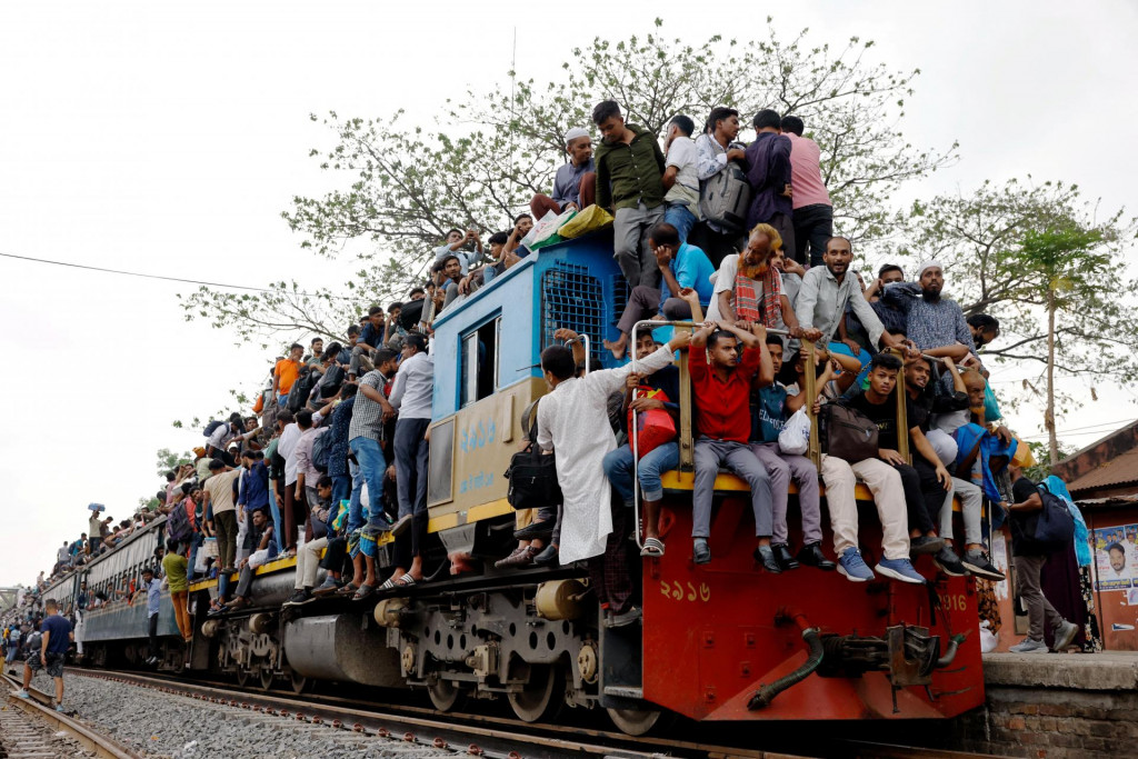 Ľudia v Banglad&eacute;&scaron;i cestuj&uacute;ci vlakom. FOTO: REUTERS