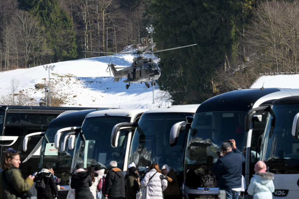 Vojensk&yacute; vrtuľn&iacute;k prist&aacute;va neďaleko staniceTitlis po hav&aacute;rii lanovky v Engelbergu. FOTO: Reuters