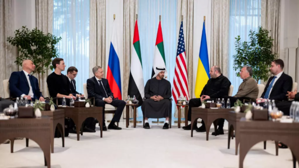 Ved&uacute;ci deleg&aacute;ci&iacute; na trojstrann&yacute;ch rozhovoroch medzi Spojen&yacute;mi &scaron;t&aacute;tmi, Ruskom a Ukrajinou. FOTO: Reuters