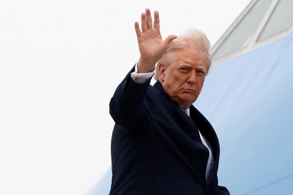 Ultim&aacute;tum ukazuje bezradnosť prezidenta USA Donalda Trumpa. P&aacute;r hod&iacute;n pred deadlinom Ir&aacute;nu čas predĺžil z dvoch na p&auml;ť dn&iacute;. FOTO: Reuters/K. Lamarque