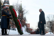 Rusk&yacute; prezident Vladimir Putin stoj&iacute; počas kladenia venca k Hrobu nezn&aacute;meho vojaka pri Kremeľskom m&uacute;re v Moskve. FOTO: TASR/AP