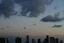 Stopy izraelsk&eacute;ho protivzdu&scaron;n&eacute;ho obrann&eacute;ho syst&eacute;mu. FOTO: TASR/AP