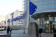 Vlajky Eur&oacute;pskej &uacute;nie vej&uacute; pred s&iacute;dlom E&Uacute; v Bruseli. FOTO: TASR/AP