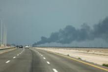 Ilustračn&aacute; fotografia. Z ropnej rafin&eacute;rie Ras Tanura spoločnosti Saudi Aramco sa val&iacute; dym po &uacute;dajnom &uacute;toku ir&aacute;nskeho dronu (2. marca 2026). FOTO: Reuters