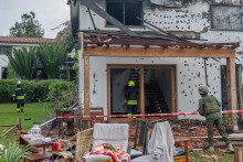 Vojaci a hasiči pracuj&uacute; pri dome zničenom po dronovom &uacute;toku v meste Goma na v&yacute;chode Konžskej demokratickej republiky (KDR) 11. marca 2026. FOTO: TASR/AP