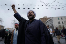 Hoci izraelsk&iacute; predstavitelia d&uacute;faj&uacute; v ľudov&uacute; revoltu, niektor&iacute; pozorovatelia pochybuj&uacute;, či Ir&aacute;nci o americk&uacute; a izraelsk&uacute; pomoc skutočne stoja. FOTO TASR/AP
