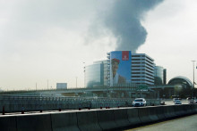 Dym st&uacute;pa z oblasti bl&iacute;zko medzin&aacute;rodn&eacute;ho letiska v Dubaji 16. marca 2026. FOTO: REUTERS