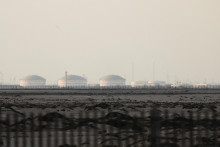 Zariadenia na v&yacute;robu skvapalnen&eacute;ho zemn&eacute;ho plynu (LNG) spoločnosti QatarEnergy uprostred americko-izraelsk&eacute;ho konfliktu s Ir&aacute;nom. FOTO: Reuters