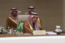 Na sn&iacute;mke saudskoarabsk&yacute; minister zahraničn&yacute;ch vec&iacute; princ Fajsal bin Farh&aacute;n host&iacute; svojich rezortn&yacute;ch kolegov z arabsk&yacute;ch a islamsk&yacute;ch kraj&iacute;n na rokovaniach o d&ocirc;sledkoch vojny na Bl&iacute;zkom v&yacute;chode v Rij&aacute;de v stredu 18. marca 2026. FOTO: TASR/AP