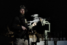 Protivzdu&scaron;n&aacute; obrana Kyjeva. Veliteľ s volac&iacute;m znakom Koc&uacute;r pri guľomete PKM kalibru 7,62 mm (11. marca 2026) FOTO: MAFRA/PETR TOPIČ