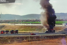 Na 25. kilometri diaľnice D4 v bl&iacute;zkosti križovatky Ivanka pri Dunaji v smere do Rak&uacute;ska hor&iacute; n&aacute;kladn&eacute; vozidlo. FOTO: Facebook pol&iacute;cie/Bratislavsk&yacute; kraj