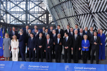 L&iacute;dri &scaron;t&aacute;tov a vl&aacute;d Eur&oacute;pskej &uacute;nie p&oacute;zuj&uacute; počas spoločn&eacute;ho fotenia na summite E&Uacute; v s&iacute;dle Eur&oacute;pskej rady v Bruseli 19. marca 2026. FOTO: TASR/AP