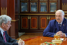 Bielorusk&yacute; prezident Alexander Luka&scaron;enko (vpravo) sa rozpr&aacute;va s americk&yacute;m vyslancom Johnom Coalem počas ich stretnutia v Minsku 19. marca 2026. FOTO: TASR/AP
