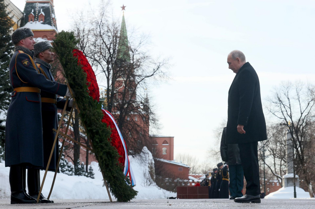Rusk&yacute; prezident Vladimir Putin stoj&iacute; počas kladenia venca k Hrobu nezn&aacute;meho vojaka pri Kremeľskom m&uacute;re v Moskve. FOTO: TASR/AP
